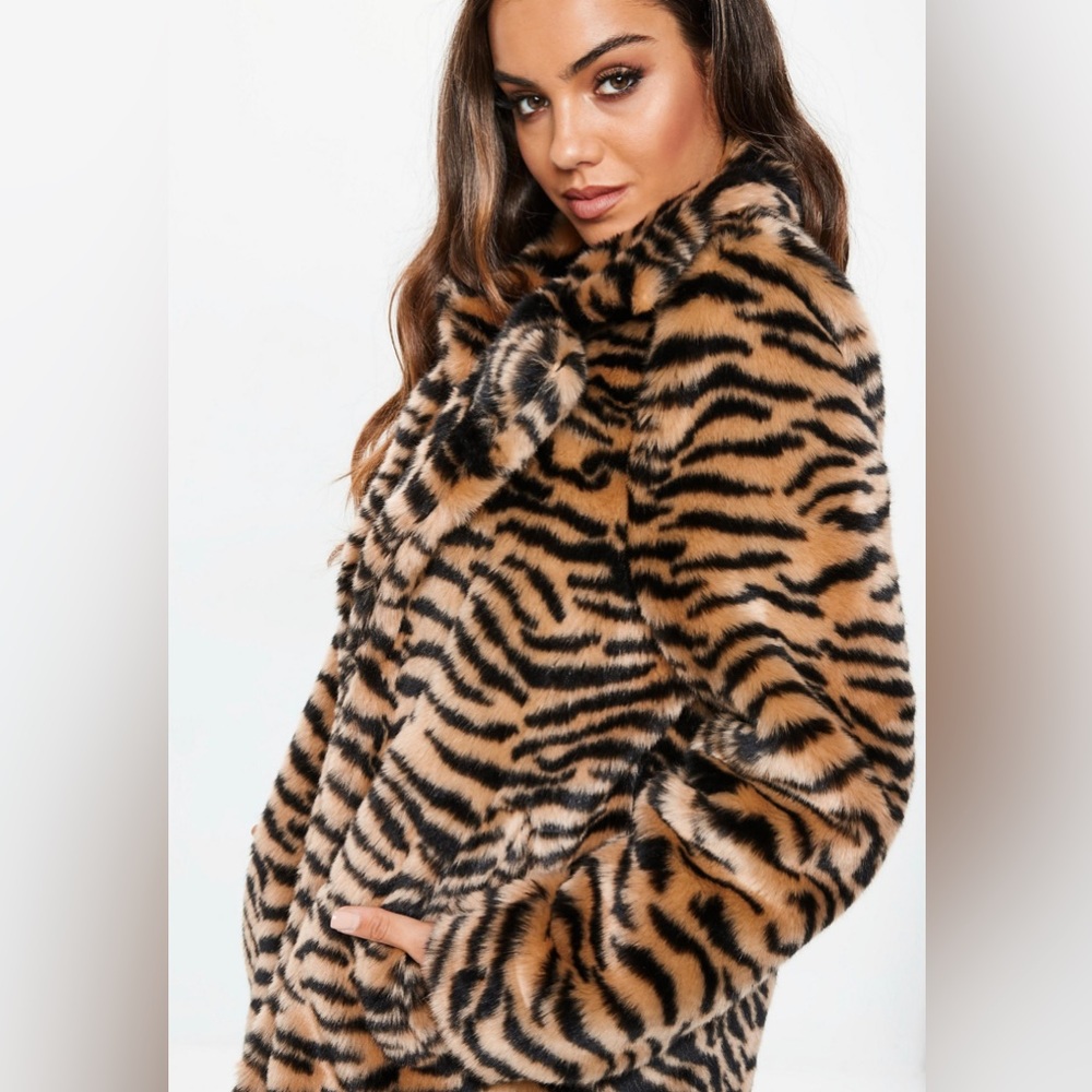 Love Token boutique hip length tiger print jacket, Large NWT, non smoker